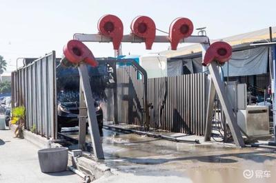 加油站免费洗车对车漆有伤害吗？老司机的忠告 免费也不洗，小心挂伤车漆